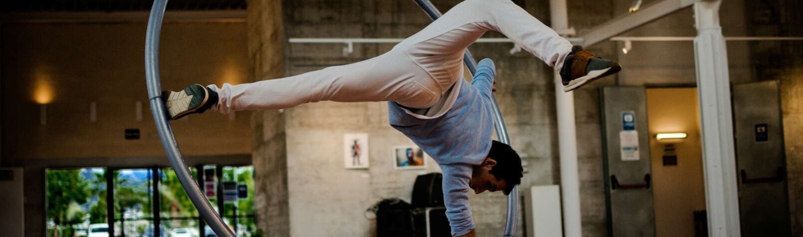 Eine Person macht Handstand in einem großen Gymnastikreifen. 