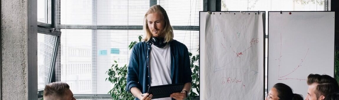 Geschäftsmann bei einer Präsentation vor Kollegen in einer Besprechung im Büro.