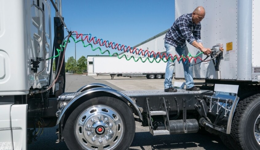 Trucker verbindet die LKW Teile
