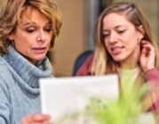 Zwei Frauen diskutieren über ein Dokument