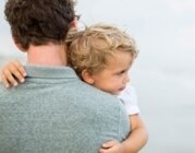 Vater mit Kind auf dem Arm