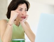 Junge Frau vor Laptop