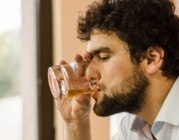 Ein Mann trinkt ein Glas Alkohol