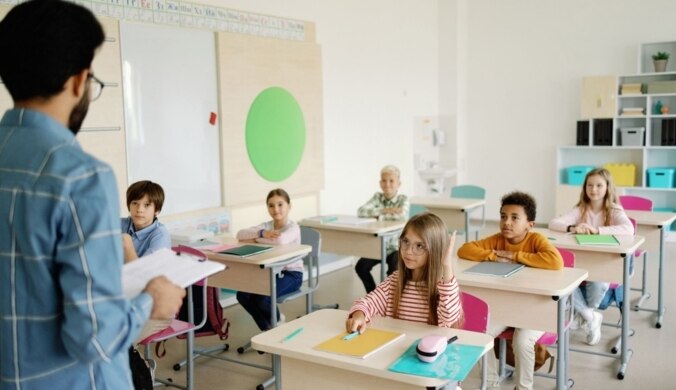 Lehrer steht vor Klasse